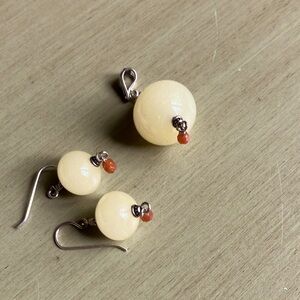 Hand blown glass necklace pendant and pair of earrings.